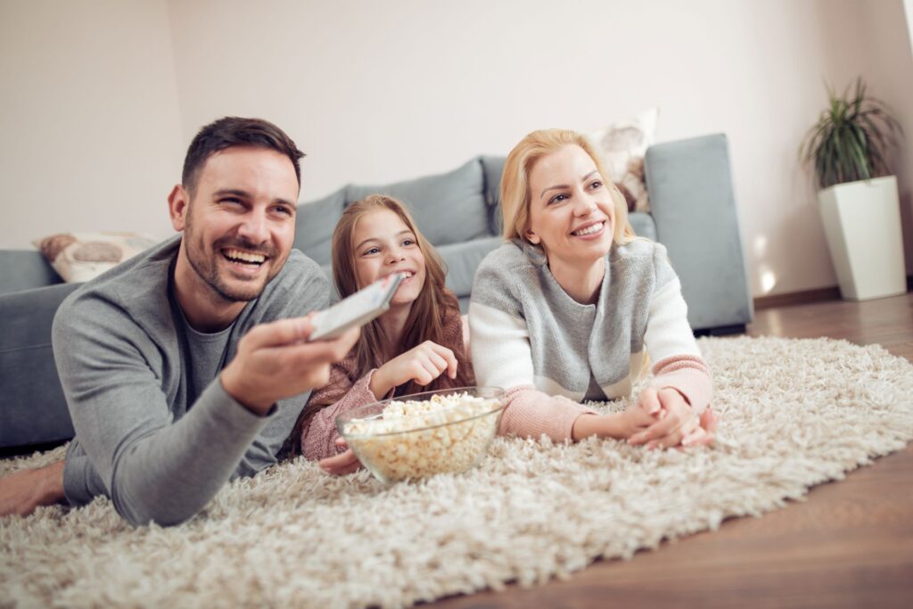 Familie bei einem Fernseherabend