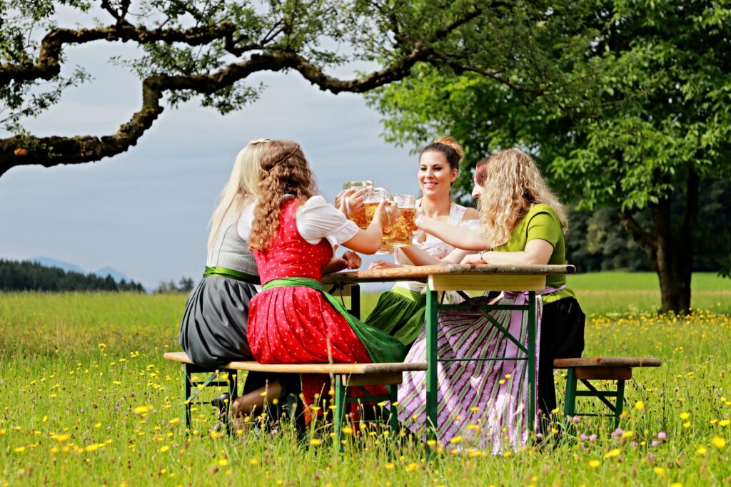 Freundinnen trinken zusammen Bier