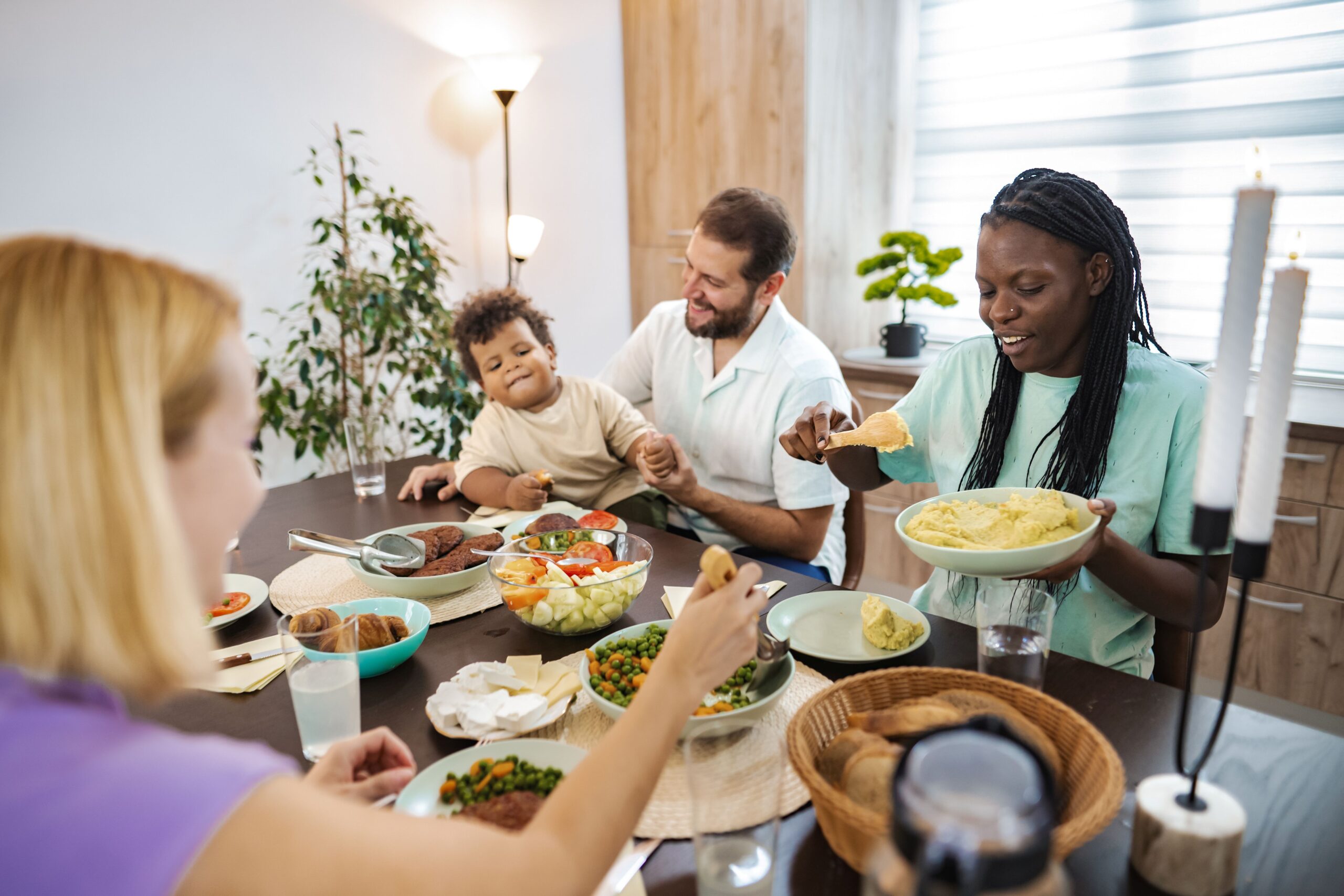 Eine Familie beim Essen