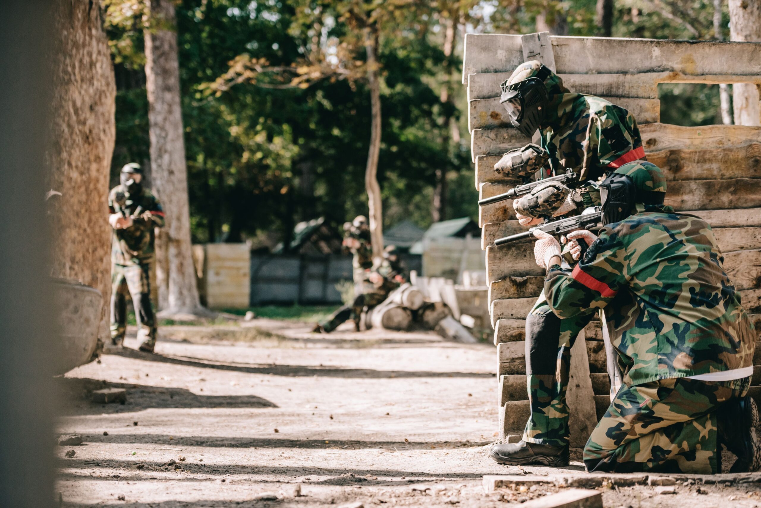 Menschen spielen Paintball