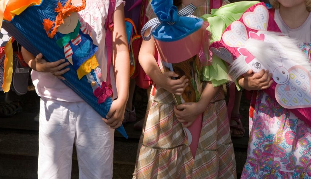 Kinder mit bunten Schultüten zur Einschulung – Start in die Schulzeit an einer private grundschule in berlin