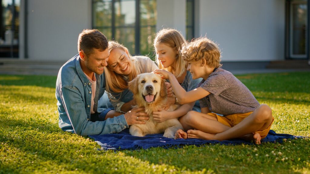 Familie sitzt mit Hund im Garten | Pernaturam